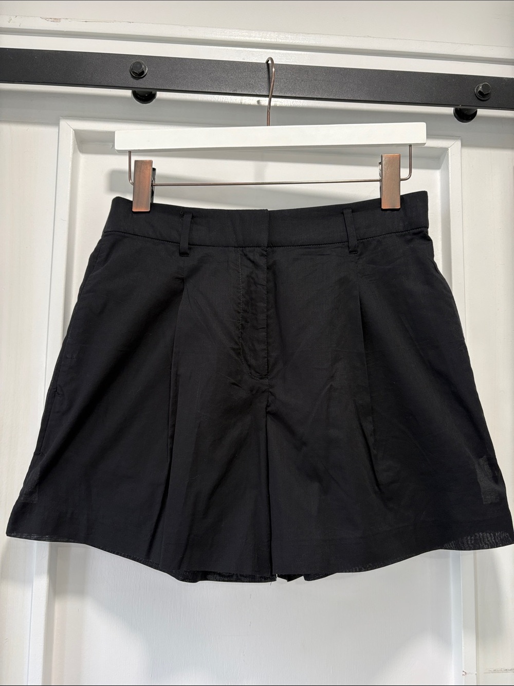 Ann Taylor Black Pleated Cotton Shorts Size 2